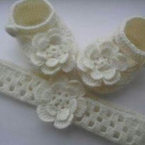 Off-White Handmade Crochet Pearl Newborn Baby Shoes